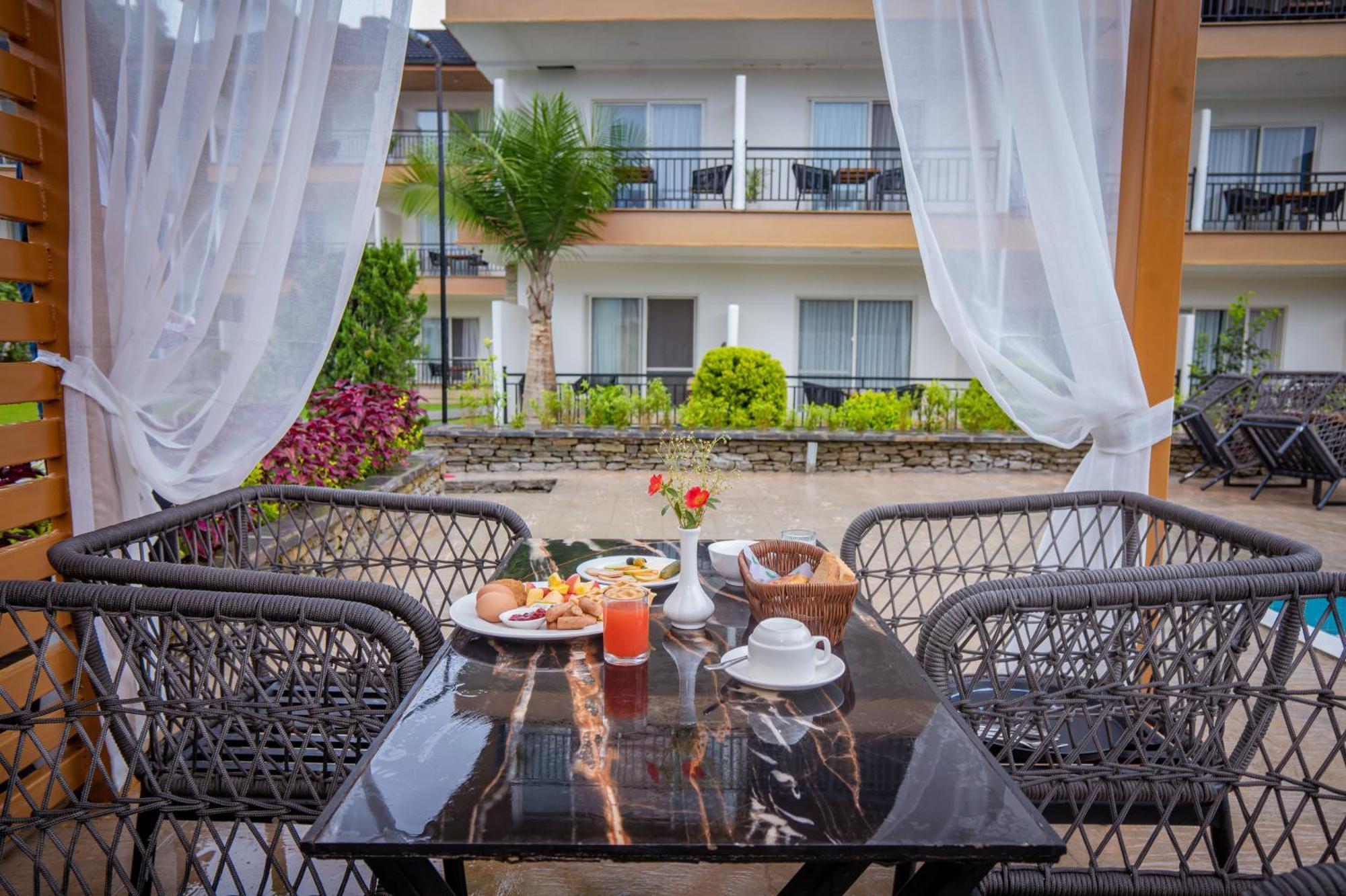 Majestic Lake Front Hotel & Suites Pokhara Esterno foto
