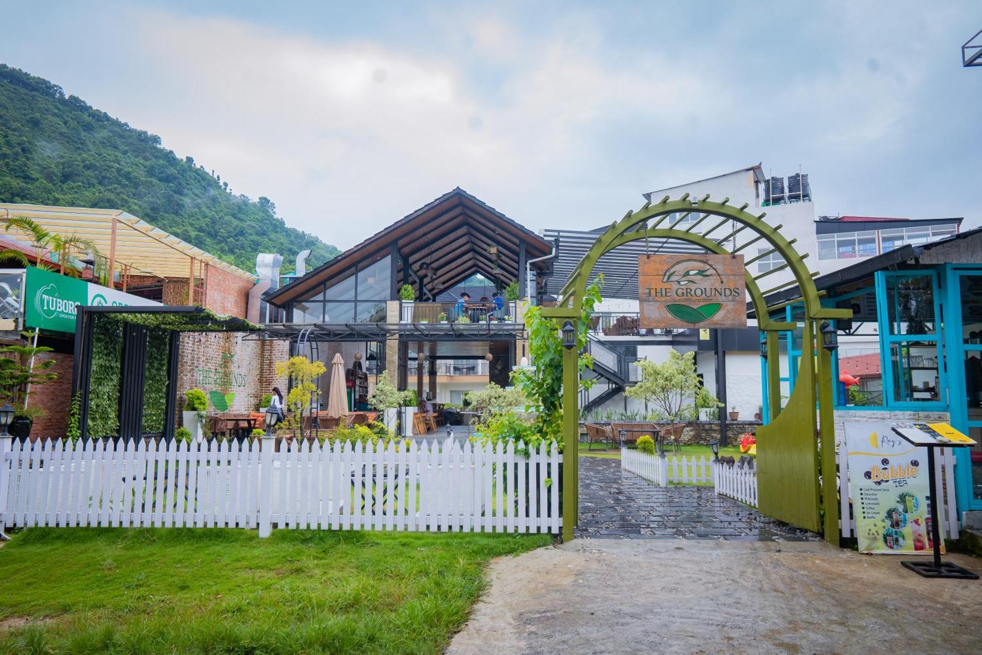 Majestic Lake Front Hotel & Suites Pokhara Esterno foto