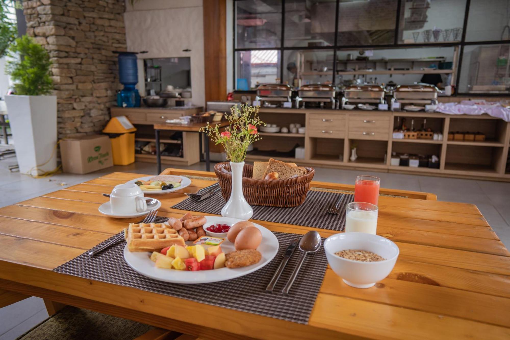 Majestic Lake Front Hotel & Suites Pokhara Esterno foto