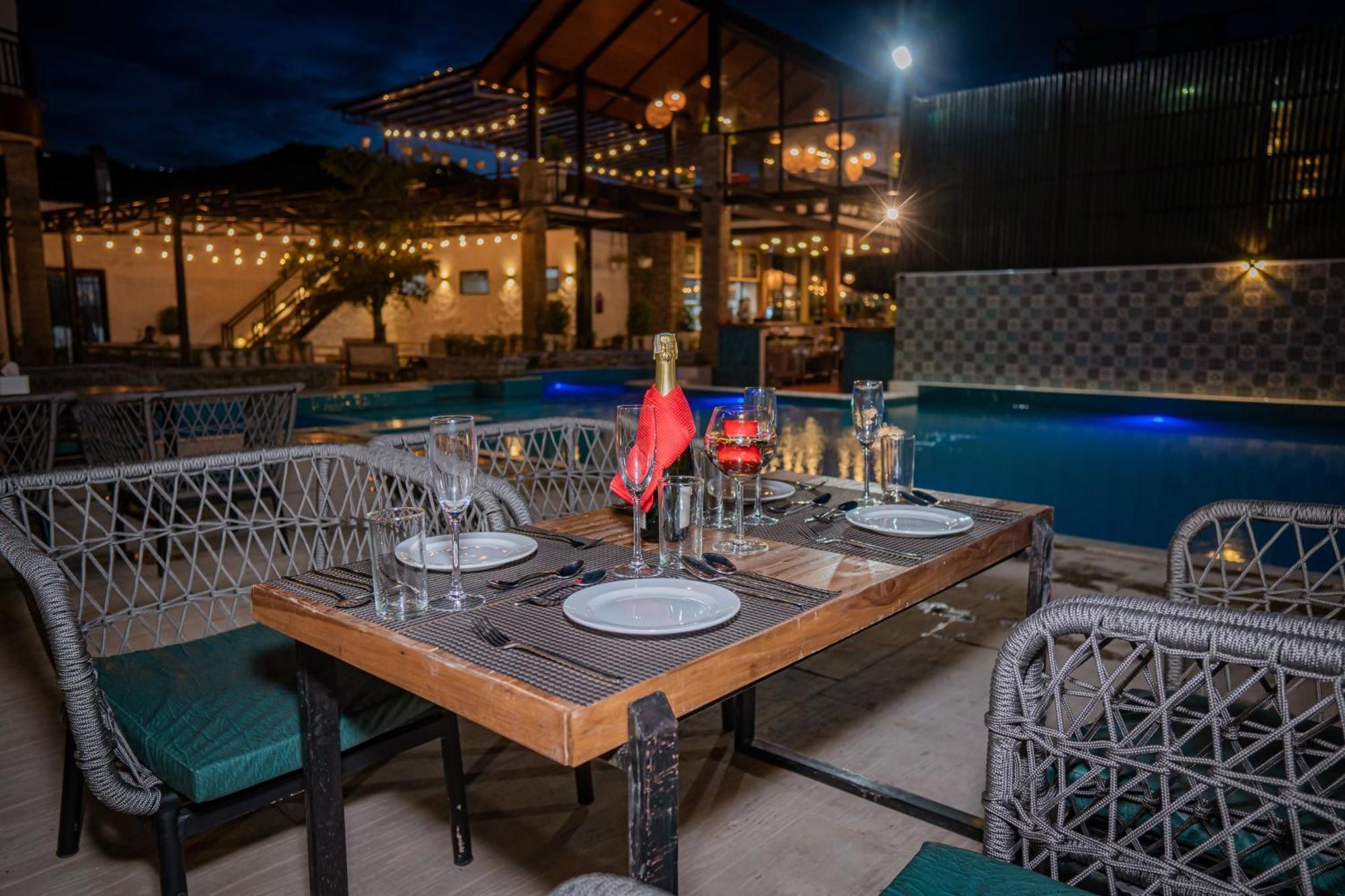 Majestic Lake Front Hotel & Suites Pokhara Esterno foto