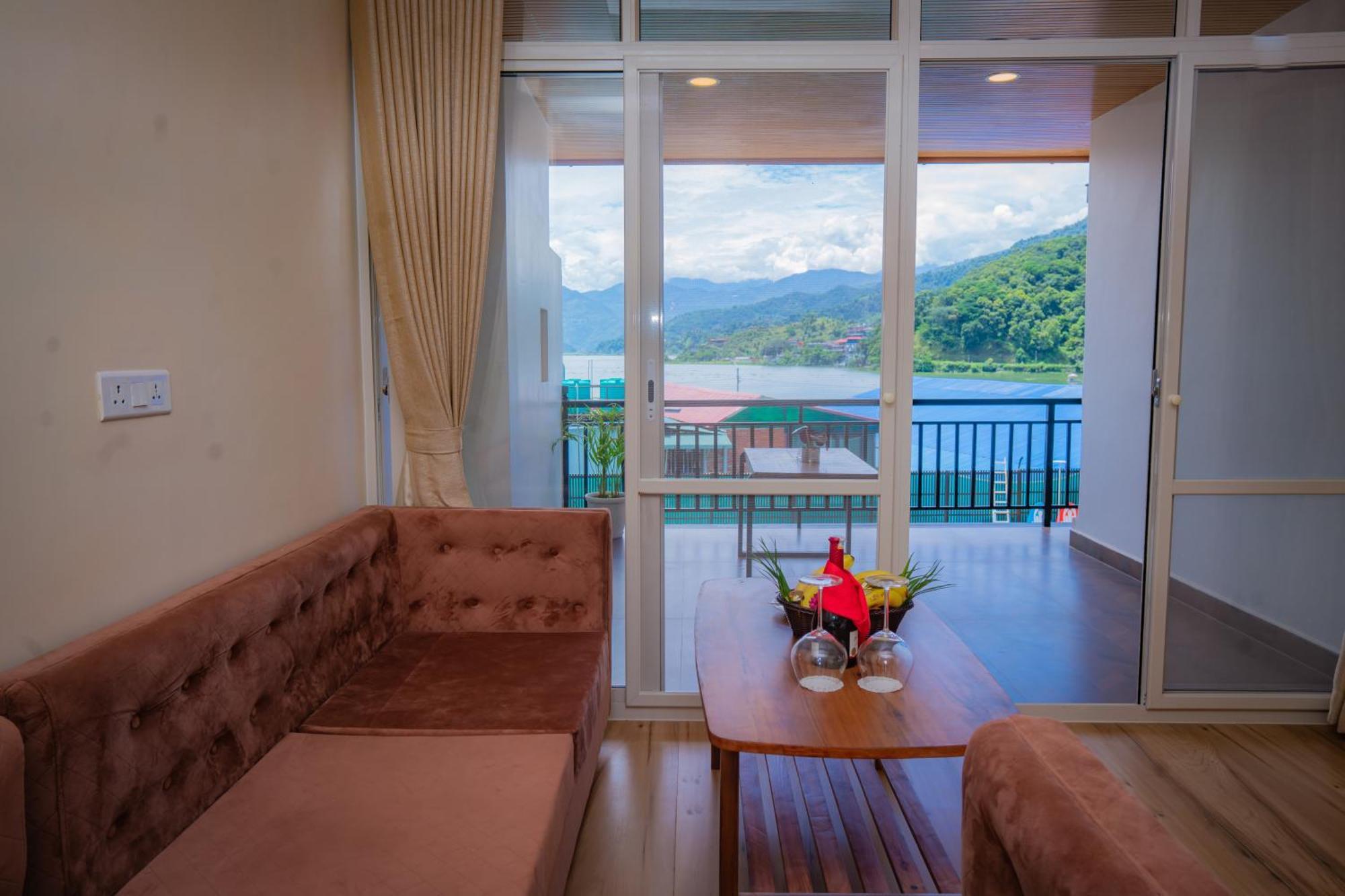 Majestic Lake Front Hotel & Suites Pokhara Esterno foto