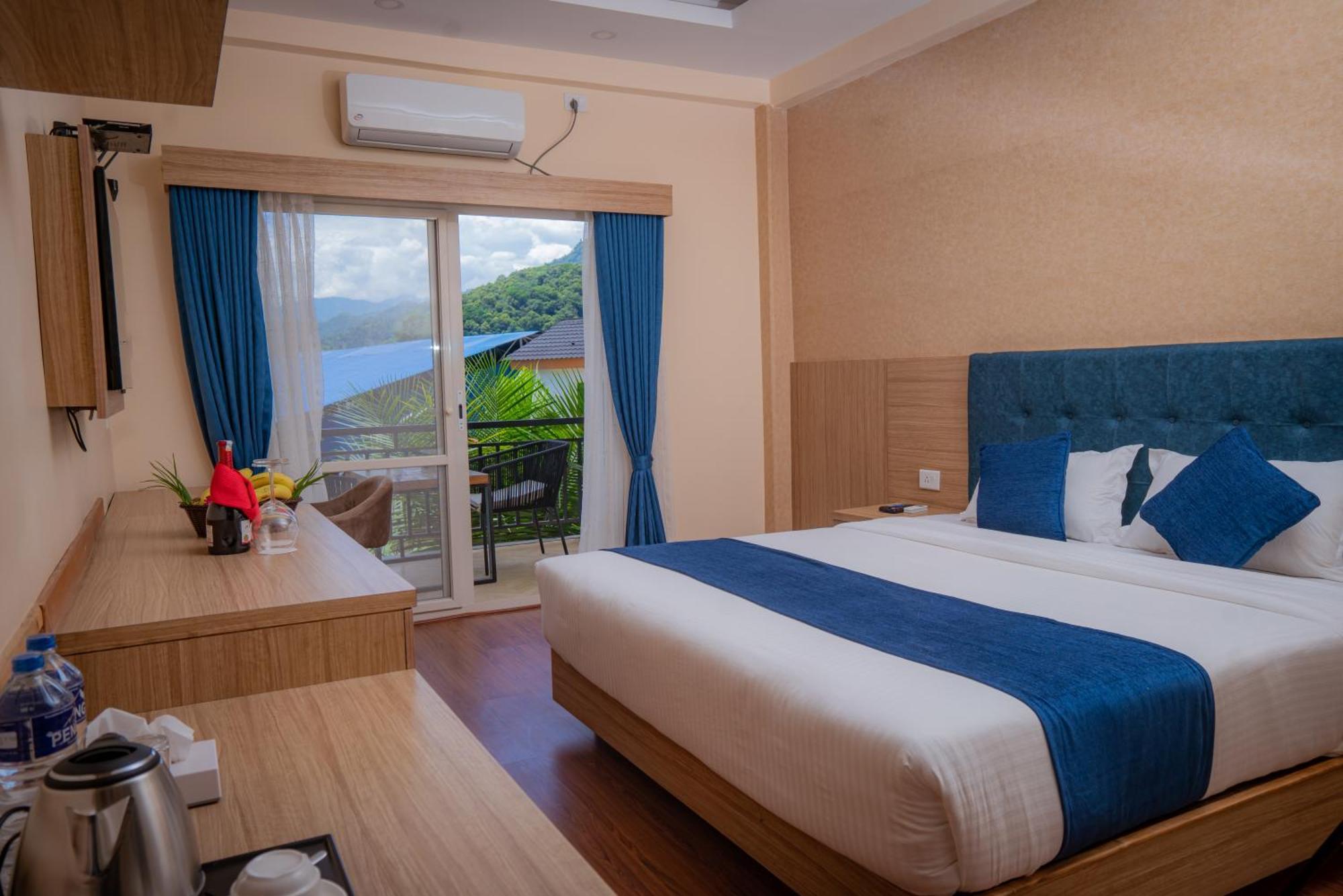 Majestic Lake Front Hotel & Suites Pokhara Esterno foto
