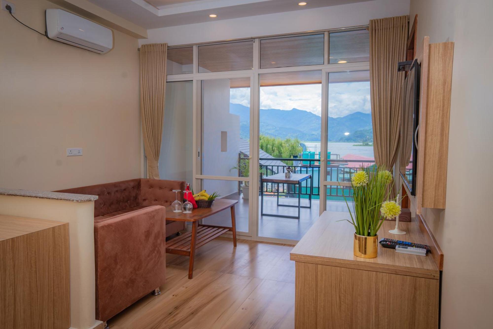 Majestic Lake Front Hotel & Suites Pokhara Esterno foto