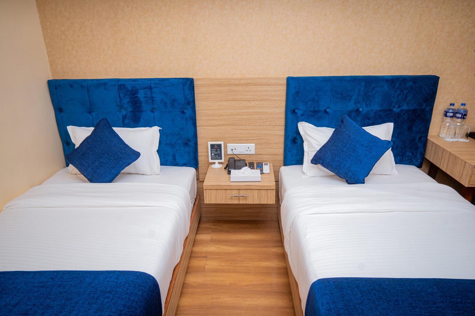Majestic Lake Front Hotel & Suites Pokhara Esterno foto