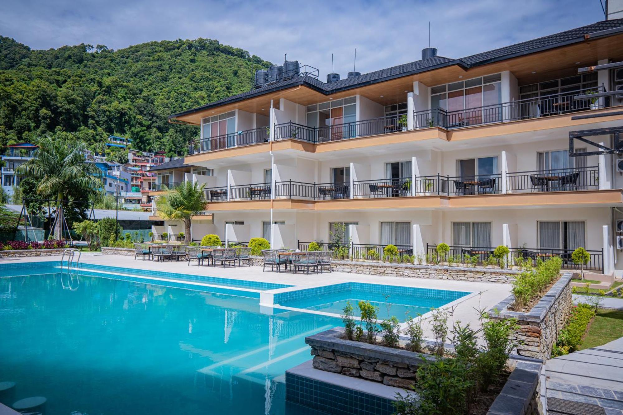 Majestic Lake Front Hotel & Suites Pokhara Esterno foto