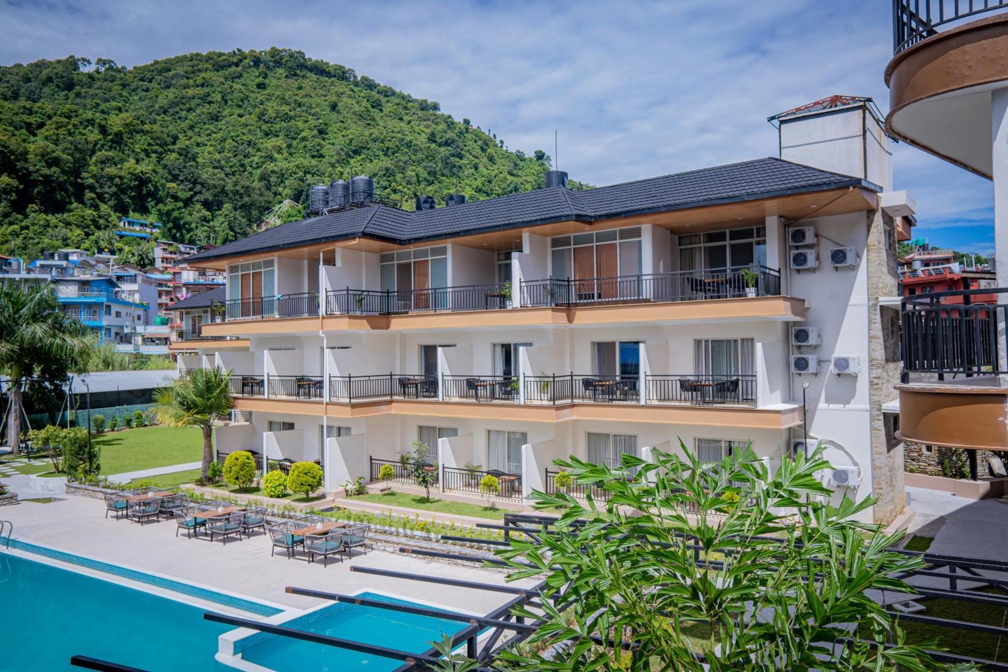 Majestic Lake Front Hotel & Suites Pokhara Esterno foto