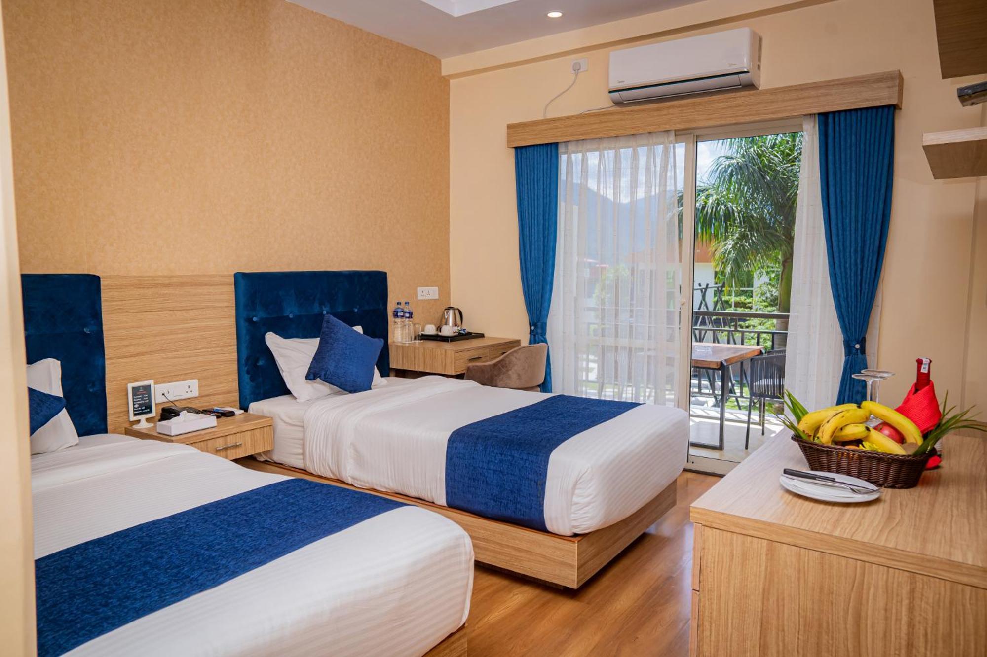 Majestic Lake Front Hotel & Suites Pokhara Esterno foto
