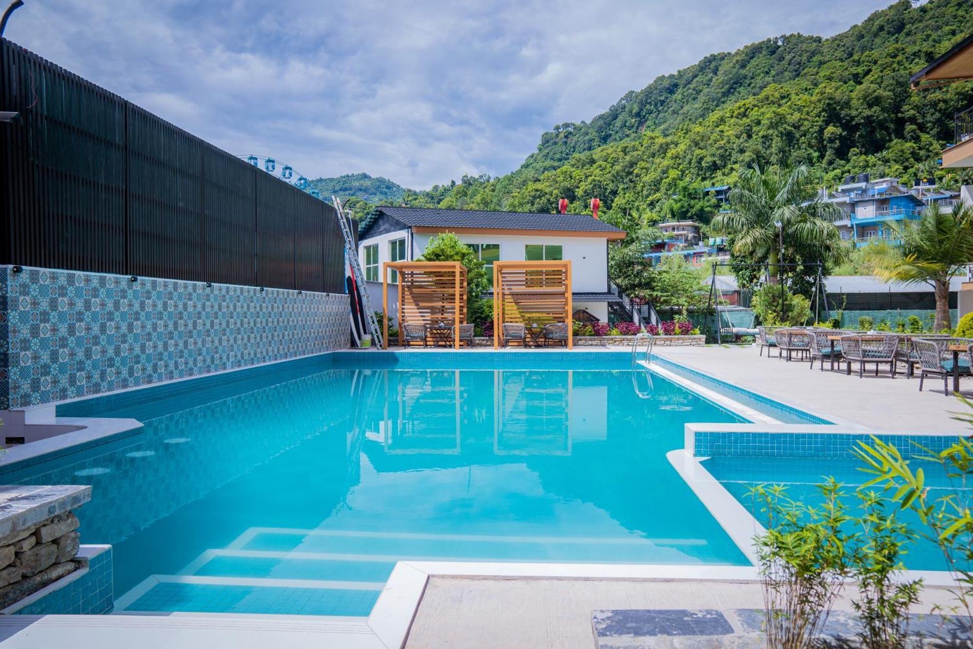 Majestic Lake Front Hotel & Suites Pokhara Esterno foto