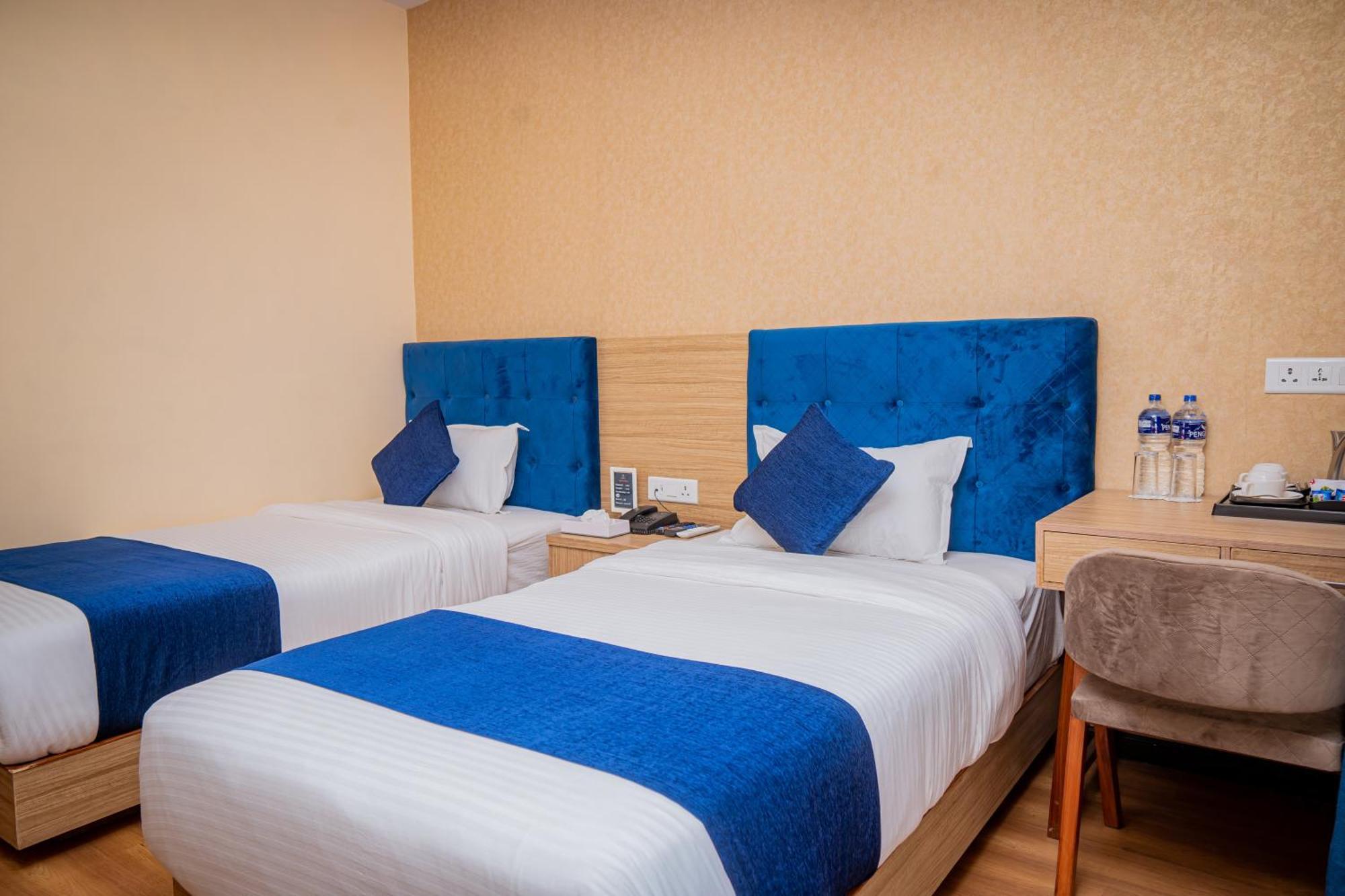 Majestic Lake Front Hotel & Suites Pokhara Esterno foto