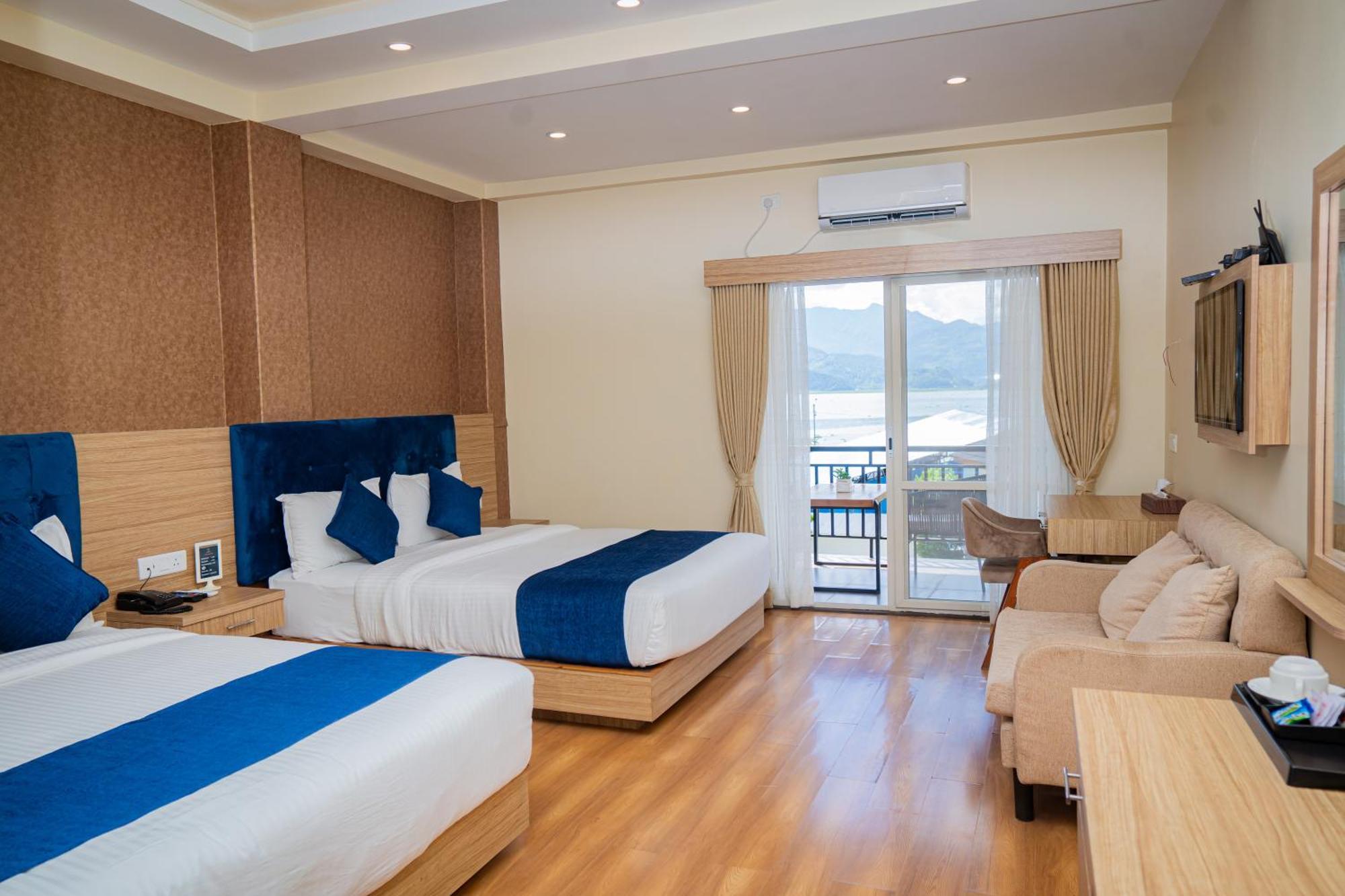 Majestic Lake Front Hotel & Suites Pokhara Esterno foto