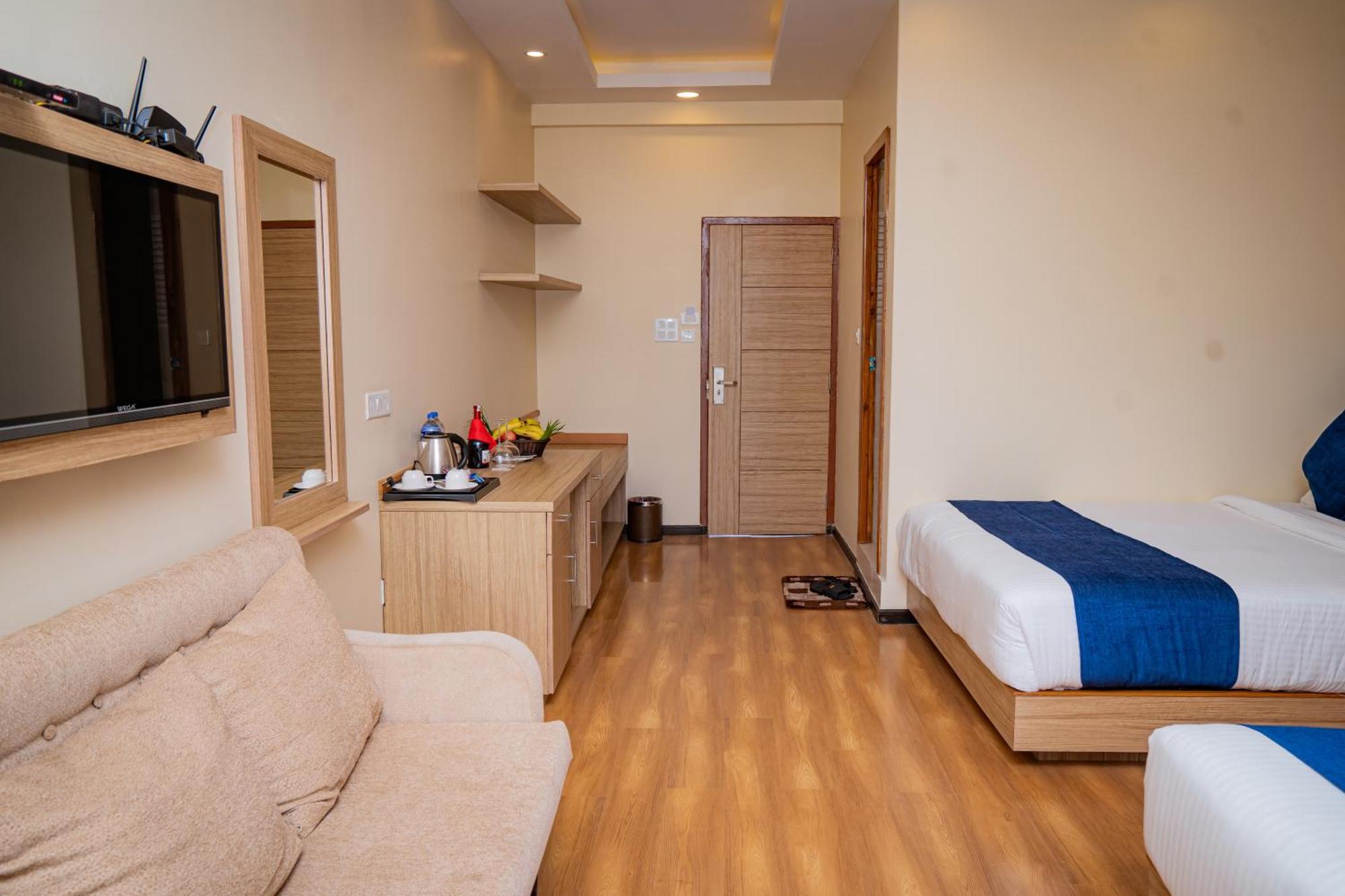 Majestic Lake Front Hotel & Suites Pokhara Esterno foto