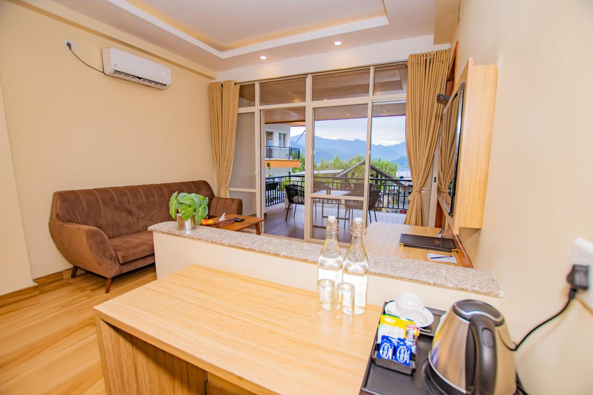 Majestic Lake Front Hotel & Suites Pokhara Esterno foto