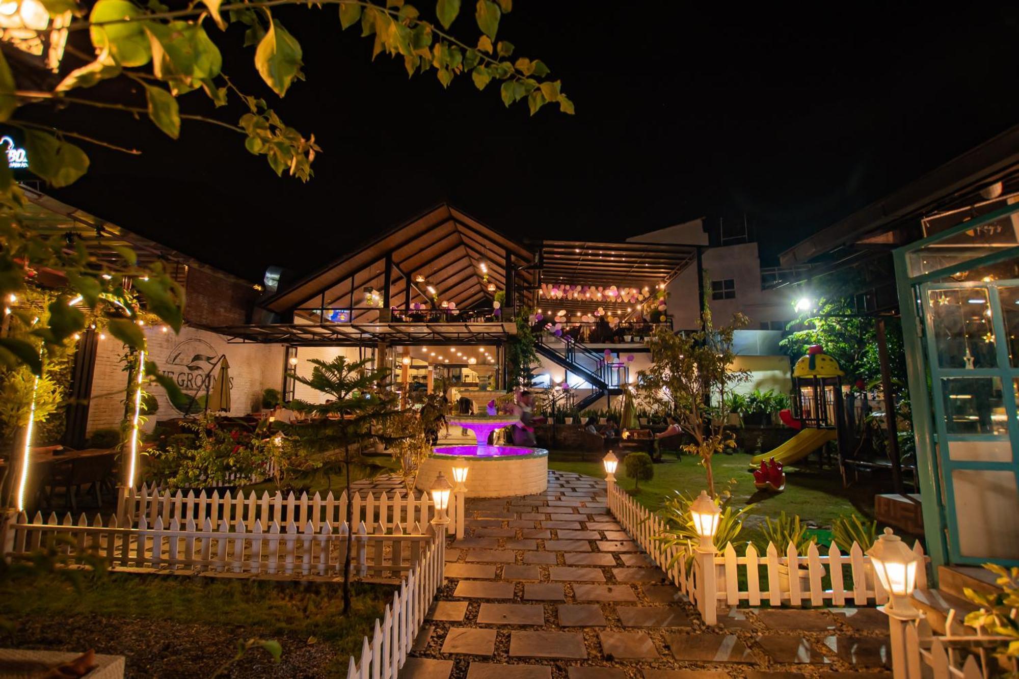 Majestic Lake Front Hotel & Suites Pokhara Esterno foto