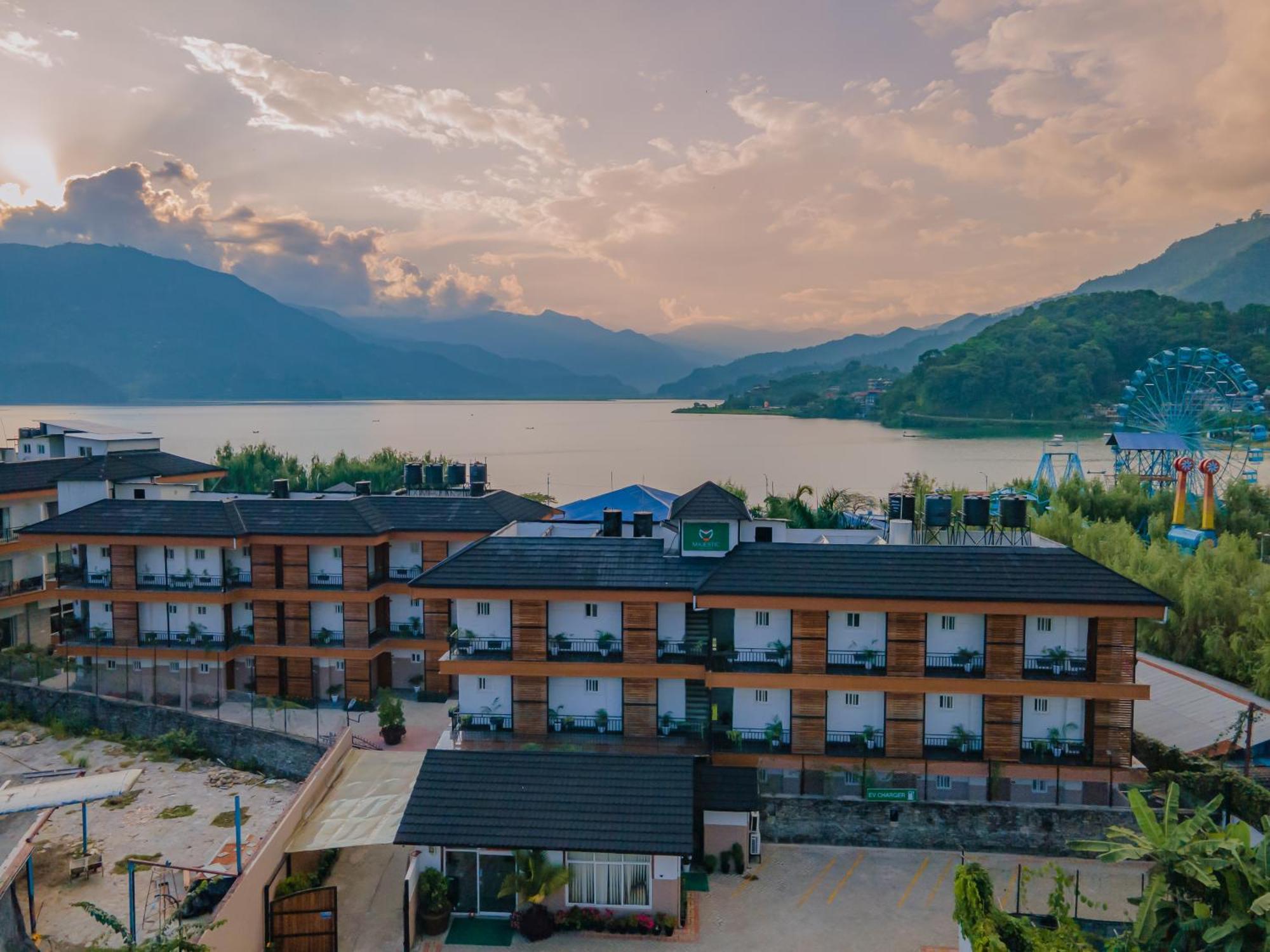 Majestic Lake Front Hotel & Suites Pokhara Esterno foto