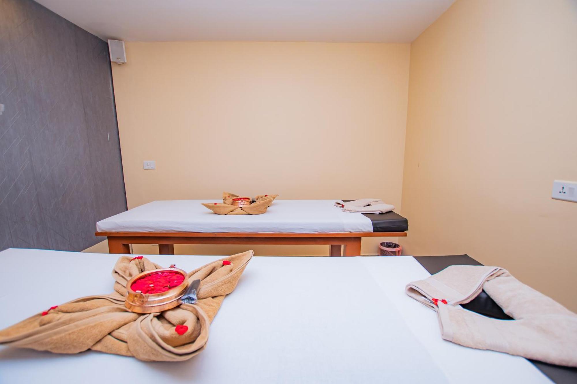Majestic Lake Front Hotel & Suites Pokhara Esterno foto